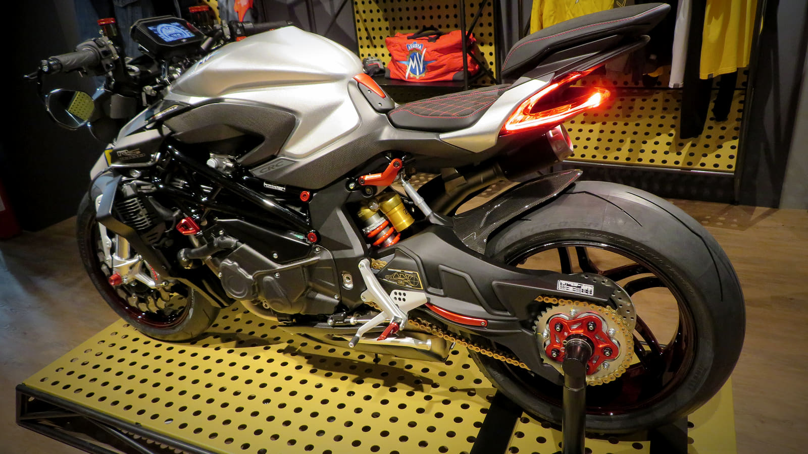 Motor sport naked berdiri di ruang pamer bercahaya redup